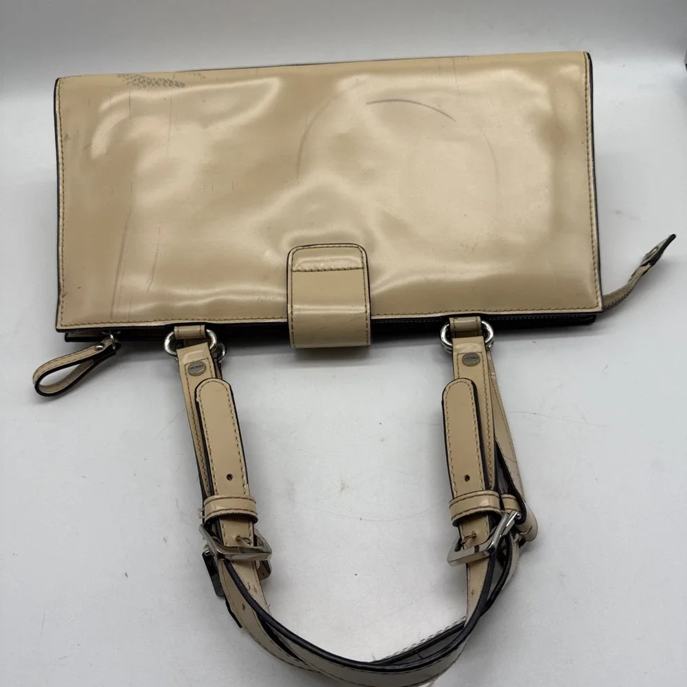 Vtg‎ Guess Purse Womens Handbag Tan Patent Leather Top Handle Buckle Y2K